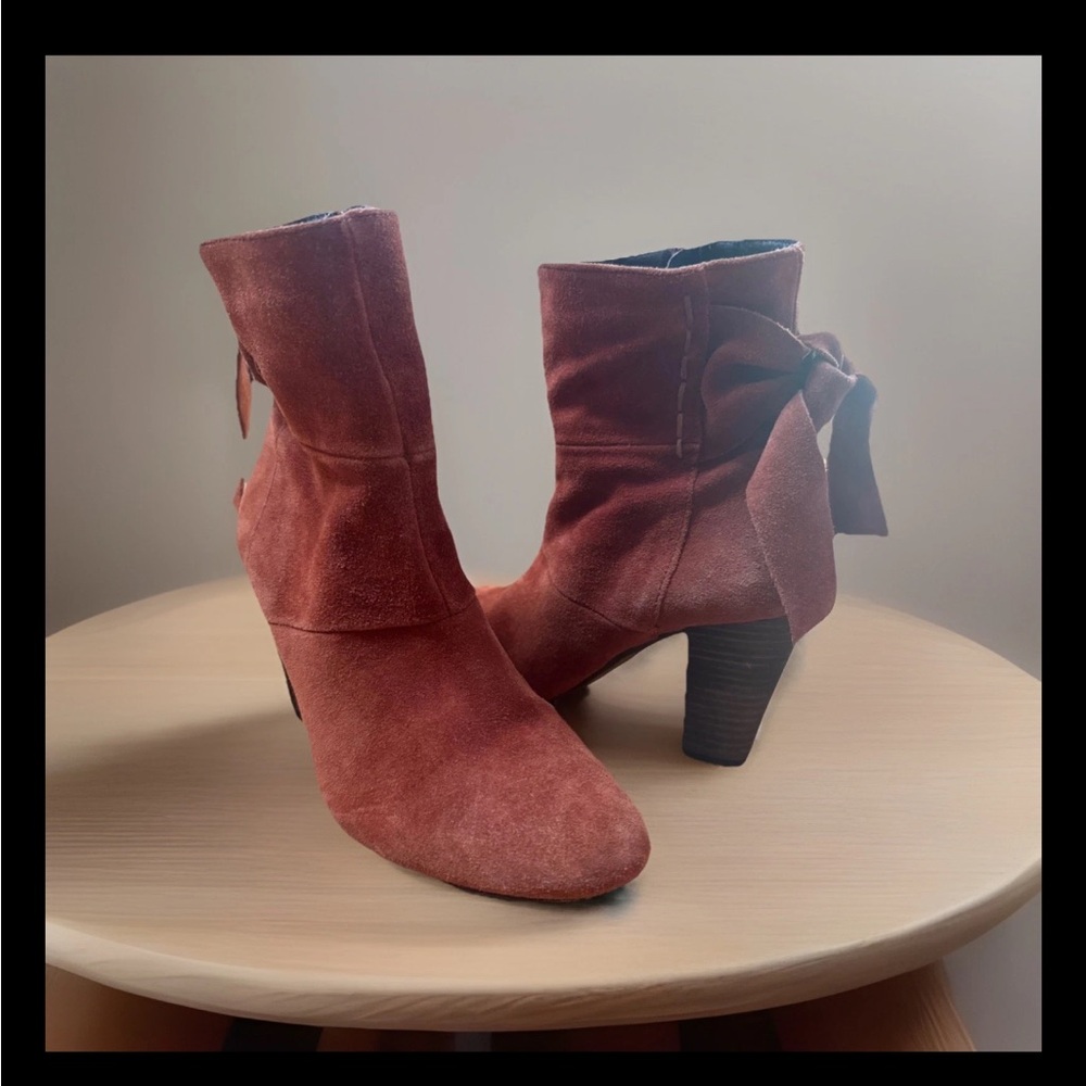 Elegant Suede Ankle Boots in Rust